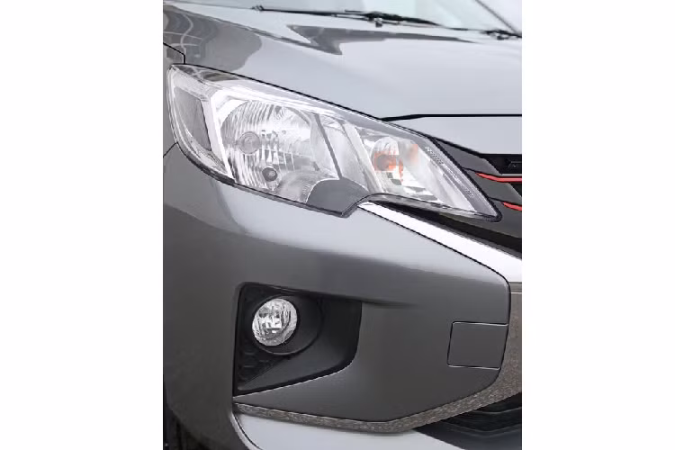 Mở cửa xe, Mitsubishi Mirage 2020 mới xuất hiện với một khoang nội thất thanh lịch và đầy đủ trang bị hơn. Danh sách này bao gồm các viền cửa và nút điều khiển mới, đồng hồ tốc độ với độ tương phản và sắc nét cao cũng như các bề mặt chất liệu mới. 