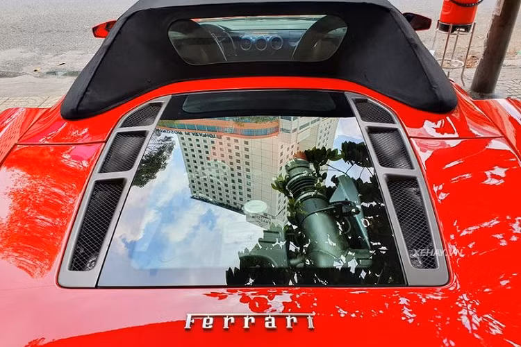 Về nguồn gốc, chiếc Ferrari F430 Spider hàng hiếm trong bài viết ban đầu thuộc sở hữu của ông trùm buôn lậu Hà Tuấn Dũng (tức Dũng mặt sắt). Sau đó, vào khoảng tháng 5/2013, chiếc xe lực lượng hải quan tịch thu cùng 143 chiếc siêu xe khác sau khi ông trùm Hà Tuấn Dũng bị bắt giam và khởi tố hình sự.