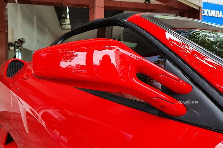 Sức mạnh động cơ được truyền tới bánh thông qua hộp số sàn 6 cấp. Nhờ trọng lượng chỉ 1.450 kg và động cơ mạnh mẽ, Ferrari F430 Spider có thể tăng tốc từ 0-96 km/h trong 3,6 giây và đạt vận tốc tối đa 300 km/h.