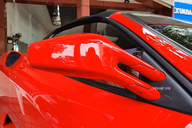 Sức mạnh động cơ được truyền tới bánh thông qua hộp số sàn 6 cấp. Nhờ trọng lượng chỉ 1.450 kg và động cơ mạnh mẽ, Ferrari F430 Spider có thể tăng tốc từ 0-96 km/h trong 3,6 giây và đạt vận tốc tối đa 300 km/h.