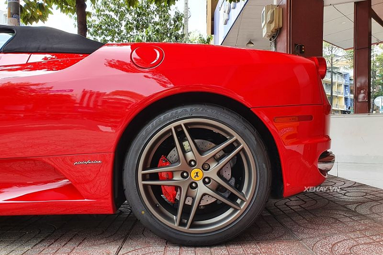 Một thời gian sau, Ferrari F430 Spider này được thông quan và bán lại cho một đại lý chuyên kinh doanh siêu xe trên đường Trần Phú, quận 5, TP.HCM. Xe được trang bị động cơ V8, dung tích 4,3 lít, sản sinh công suất tối đa 483 mã lực và mô-men xoắn cực đại 465 Nm tại 5.250 vòng/phút.