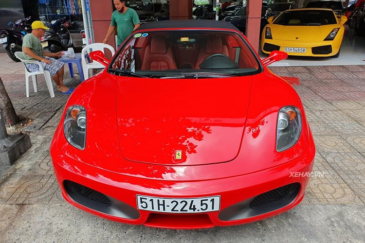 Trải qua hàng chục năm có mặt trên thị trường, Ferrari F430 Spider vẫn giữ lại được cho mình vẻ đẹp đến lạ kỳ. Chiếc xe hoàn toàn không hề cho cảm giác bị lỗi mốt ở thời điểm hiện tại. Đó cũng chính là một trong những yếu tố tạo nên sức hút của Ferrari F430 Spider, cũng như đem đến cho người sử dụng những cảm giác thăng hoa khi cầm lái.