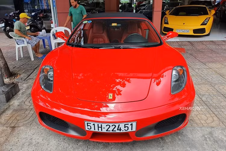 Trải qua hàng chục năm có mặt trên thị trường, Ferrari F430 Spider vẫn giữ lại được cho mình vẻ đẹp đến lạ kỳ. Chiếc xe hoàn toàn không hề cho cảm giác bị lỗi mốt ở thời điểm hiện tại. Đó cũng chính là một trong những yếu tố tạo nên sức hút của Ferrari F430 Spider, cũng như đem đến cho người sử dụng những cảm giác thăng hoa khi cầm lái.