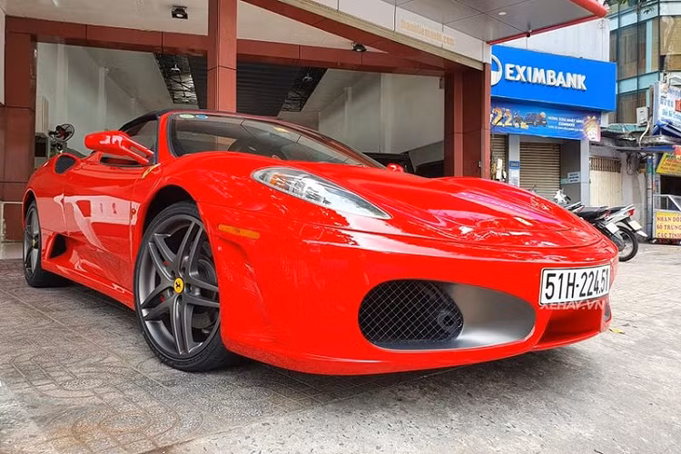 Siêu phẩm Ferrari F430 Spider này đã được chủ nhân độ lại bộ ống xả hàng hiệu Fi cho ra âm thanh gớm ghiếc và uy lực hơn rất nhiều so với nguyên bản.