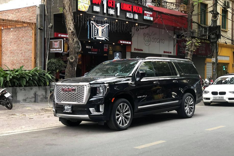 Về truyền động, GMC Yukon XL Denali 2021 được bán ra với 2 tuỳ chọn động cơ, bao gồm loại máy dầu 3.0L với công suất 277 mã lực và loại máy xăng V8 6.2L quen thuộc của GM với công suất 420 mã lực/623 Nm mô-men xoắn. Đi kèm với đó là trang bị hộp số tự động 10 cấp.