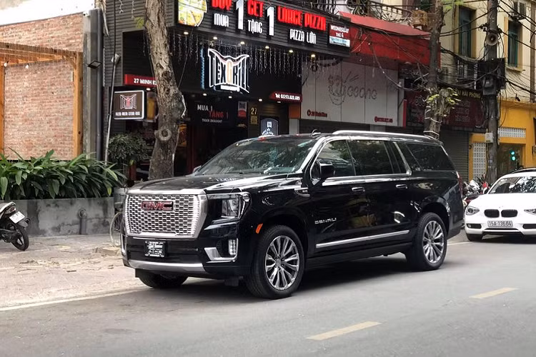 Về truyền động, GMC Yukon XL Denali 2021 được bán ra với 2 tuỳ chọn động cơ, bao gồm loại máy dầu 3.0L với công suất 277 mã lực và loại máy xăng V8 6.2L quen thuộc của GM với công suất 420 mã lực/623 Nm mô-men xoắn. Đi kèm với đó là trang bị hộp số tự động 10 cấp.