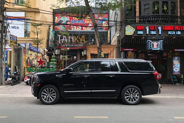 Trên thực tế, mẫu xe SUV GMC Yukon XL Denali 2021 được phát triển chung nền tảng với mẫu Cadillac Escalade, một mẫu SUV rất nổi tiếng và được nhiều đại gia Việt tin dùng. Chính vì vậy, phần ngoại hình của GMC Yukon XL Denali 2021 cũng vô cùng nổi bật với chiều dài lên tới 5.725 mm.
