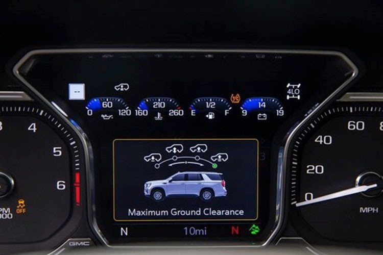 Chính giữa bảng táp-lô là màn hình giải trí dạng cảm ứng kích thước 8 inch, giải trí qua nhiều nguồn khác nhau, như đĩa DVD, USB hay thẻ SD. Hàng ghế trước có tính năng sưởi và làm mát. Có chiều dài tổng thể gần 6 mét, ngay cả khi mở cả ba hàng ghế, GMC Yukon Denali XL vẫn có một khoanh hành lý rộng rãi. Bên trong có tích hợp các nút bấm điều chỉnh điện các hàng ghế để dễ dàng gia tăng không gian chứa đồ.