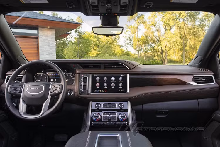 GMC Yukon XL Denali 2021 có cấu hình 7 chỗ ngồi với hàng ghế thứ 2 tách biệt. Vô-lăng bốn chấu to bản tích hợp nút bấm điều chỉnh, logo chính giữa là dòng chữ "Denali". Là phiên bản cao cấp, GMC Yukon Denali XL trang bị đủ các loại nút bấm xung quanh vị trí người lái.