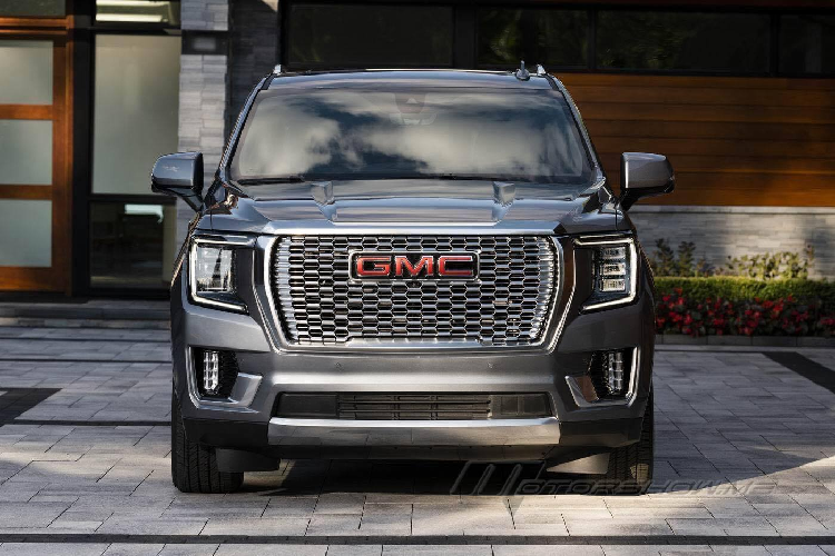 Để tương đồng với kích thước khủng, chiếc GMC Yukon XL Denali 2021 đầu tiên ở nước ta được chủ nhân tuỳ chọn bộ mâm lên tới 22 inch. Đi kèm với đó là hàng loạt trang bị tân tiến như hệ thống đèn Full-Led, hệ thống cảnh báo va chạm, hệ thống cảnh báo nhập làn, hệ thống cảnh báo phương tiện cắt ngang, bậc lên xuống đóng/mở điện, hệ thống ga tự động thích ứng, hệ thống phanh tự động...