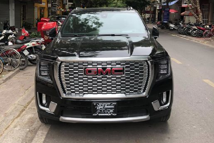 Một số tính năng an toàn tiêu chuẩn có thể kể đến cảnh báo va chạm, hỗ trợ chuyển làn, cảnh báo nhập làn, cảnh báo phương tiện cắt ngang, phanh tự động, ga tự động thích ứng và GM Alert Seat. Tính năng GM Alert Seat sẽ chủ động đưa chuyển động rung tới người lái để cảnh báo trong trường hợp khẩn cấp. Mẫu SUV full-size nhập khẩu tư nhân từ Mỹ về Việt Nam, đã qua sử dụng và được đại lý rao bán giá xe GMC Yukon XL Denali 2021 gần 5 tỷ đồng.