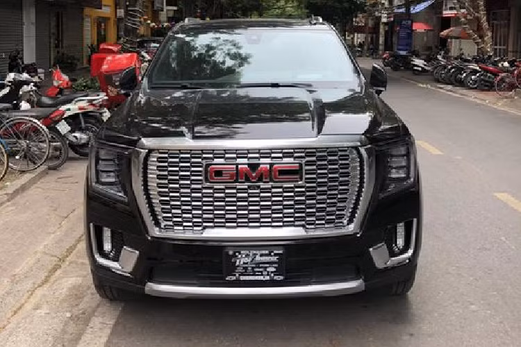 Một số tính năng an toàn tiêu chuẩn có thể kể đến cảnh báo va chạm, hỗ trợ chuyển làn, cảnh báo nhập làn, cảnh báo phương tiện cắt ngang, phanh tự động, ga tự động thích ứng và GM Alert Seat. Tính năng GM Alert Seat sẽ chủ động đưa chuyển động rung tới người lái để cảnh báo trong trường hợp khẩn cấp. Mẫu SUV full-size nhập khẩu tư nhân từ Mỹ về Việt Nam, đã qua sử dụng và được đại lý rao bán giá xe GMC Yukon XL Denali 2021 gần 5 tỷ đồng.