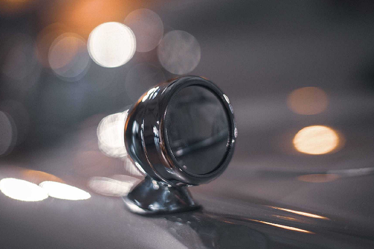 Thế nhưng chiếc xe “nhí” này lại không hề chỉ dành cho trẻ em. Với chiều dài khoảng 3 mét, DB5 Junior có thể dễ dàng chở một người lớn và một trẻ em ngồi kèm bên cạnh. Nó có trang bị một mô tơ điện đơn lẻ sản sinh 6,7 mã lực, đủ để đưa chiếc xe nặng 270 kg lên tốc độ tối đa 48 km/h.