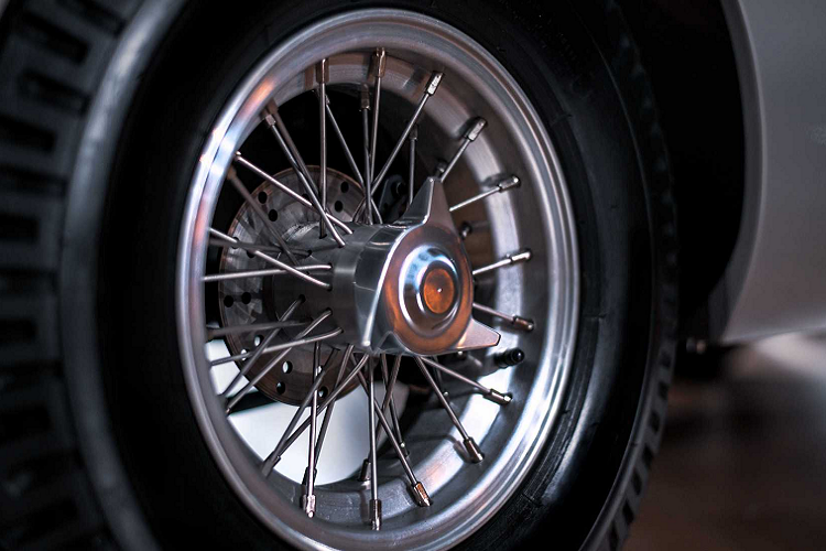 Là một mẫu xe điện hiện đại, DB5 Junior có 3 chế độ lái khác biệt gồm Novice, Expert, và Race. Mỗi chế độ cung cấp một lượng mã lực khác nhau, với chế độ Novice có kèm một công tắc ngắt từ xa để vô hiệu chiếc xe trong vòng 30 mét. Nói một cách khác, Novice là chế độ dành cho trẻ em đích thực, còn hai chế độ kia là dành cho những ông bố, bà mẹ ham vui.