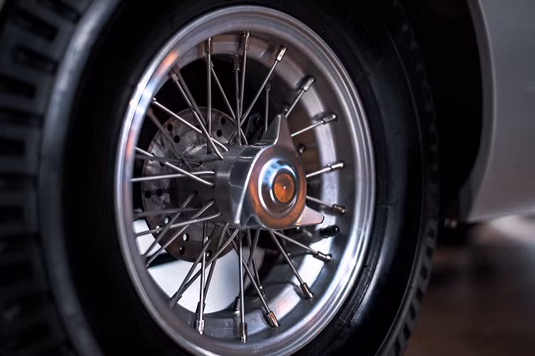 Là một mẫu xe điện hiện đại, DB5 Junior có 3 chế độ lái khác biệt gồm Novice, Expert, và Race. Mỗi chế độ cung cấp một lượng mã lực khác nhau, với chế độ Novice có kèm một công tắc ngắt từ xa để vô hiệu chiếc xe trong vòng 30 mét. Nói một cách khác, Novice là chế độ dành cho trẻ em đích thực, còn hai chế độ kia là dành cho những ông bố, bà mẹ ham vui.