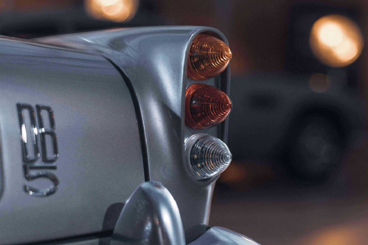 Khách hàng cũng có thể lựa chọn mua phiên bản DB5 Junior nâng cấp với thêm một chế độ lái, nâng gấp đôi công suất lên 13,4 mã lực và “tăng tốc độ tối đa lên một cấp độ chưa xác định”. Phiên bản đắt giá hơn cũng mang thân vỏ sợi carbon, một bộ hạn chế trượt vi sai, và một cụm pin thứ hai.