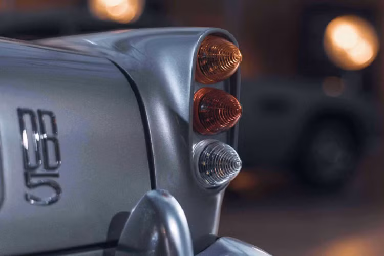 Khách hàng cũng có thể lựa chọn mua phiên bản DB5 Junior nâng cấp với thêm một chế độ lái, nâng gấp đôi công suất lên 13,4 mã lực và “tăng tốc độ tối đa lên một cấp độ chưa xác định”. Phiên bản đắt giá hơn cũng mang thân vỏ sợi carbon, một bộ hạn chế trượt vi sai, và một cụm pin thứ hai.