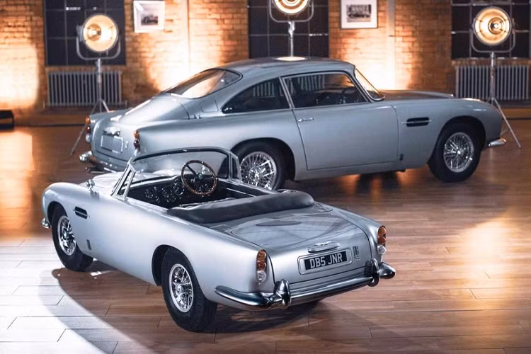 Học tập theo Bugatti với sản phẩm Baby ra mắt hồi tháng trước, thương hiệu xe sang Anh Quốc giờ đây cũng giới thiệu một dự án tượng tự. Nó được chế tạo dựa trên mẫu siêu xe Aston Martin DB5 huyền thoại và mang tên DB5 Junior. Được hợp tác phát triển với The Little Car Company, DB5 Junior có bản chất là một bản sao chạy điện mang kích thước bằng 2/3 mẫu DB5 nguyên gốc.