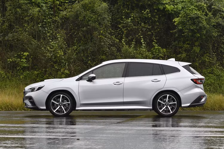 Levorg 2020 sở hữu kích thước tổng thể 4.755 x 1.795 x 1.500 mm (dài x rộng x cao), chiều dài cơ sở 2.670 mm. Các thông số này đều lớn hơn Levorg hiện tại (4.690 x 1.780 x 1.490 mm, chiều dài cơ sở 2.650 mm).