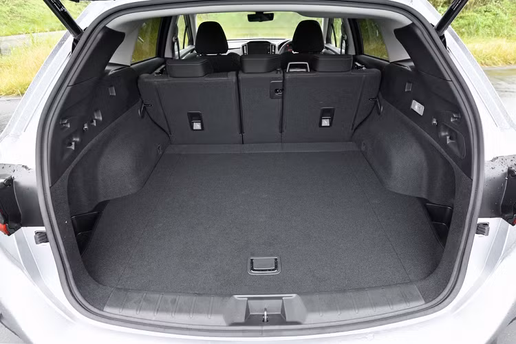 Kích thước lớn hơn thế hệ cũ giúp không gian khoang hành lý phía sau trên Levorg 2020 tăng thể tích từ 522 lít lên 561 lít. Kích thước tổng thể của khoang hành lý là 1.602 x 1.070 x 771 mm (dài x rộng x cao).