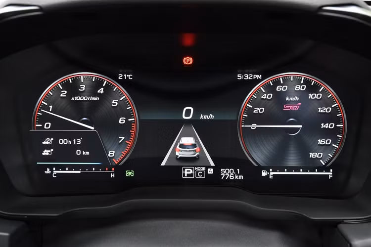 Màn hình tốc độ điện tử cũng được nâng cấp kích thước từ 7 inch lên 12,3 inch. Kích thước tăng gần gấp đôi cho phép hiển thị nhiều thông tin hơn, bao gồm các dữ liệu về tốc độ, bản đồ, hệ thống an toàn chủ động...