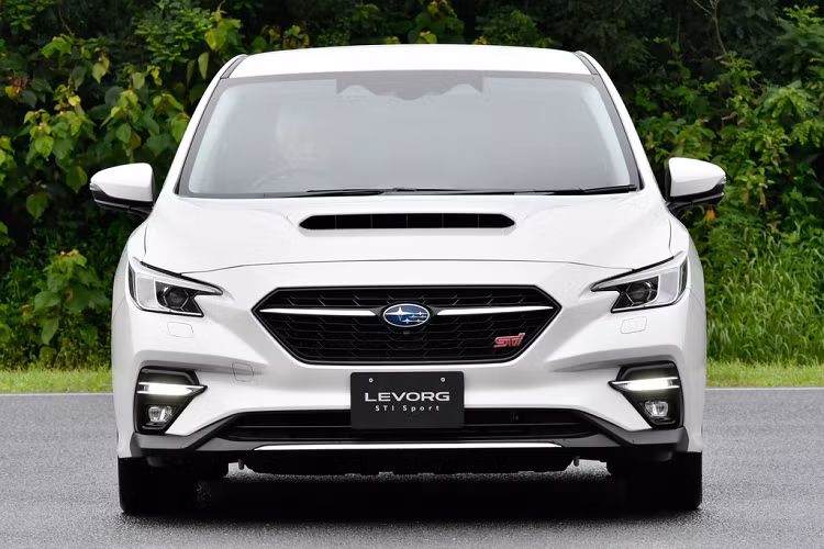 Subaru Levorg thế hệ thứ 2 vẫn mang triết lý thiết kế Dynamic x Solid đặc trưng của Subaru. Phần đầu xe trông sắc sảo hơn nhờ bộ lưới tản nhiệt hình lục giác kích thước lớn và cụm đèn chiếu sáng góc cạnh. Phiên bản STI Sport có đôi chút khác biệt với thanh chrome cắt ngang bộ lưới tản nhiệt cùng logo STI ở phía trước và sau.
