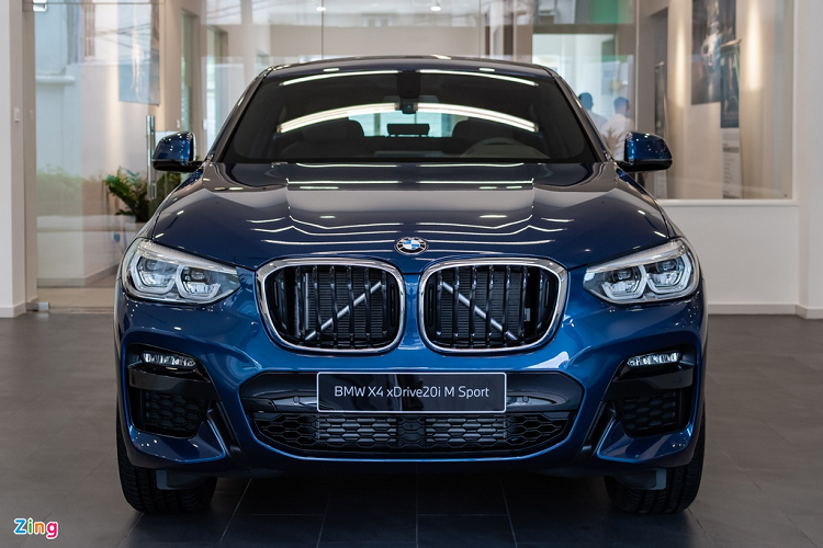 Hệ thống đèn trước của BMW X4 xDrive20i M Sport sử dụng công nghệ Adaptive LED cao cấp. Trang bị này có khả năng tự điều chỉnh luồng sáng ở chế độ tự động chiếu xa, không gây chói mắt cho phương tiện khác trên đường. Trong khi đó, cụm đèn LED “mắt kép” định vị ban ngày vẫn mang thiết kế đặc trưng của BMW.