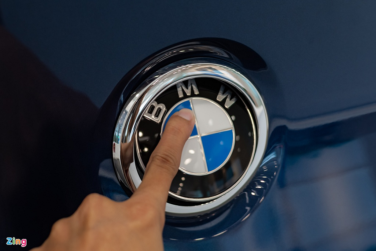 Đối với người lái, việc điều khiển X4 xDrive20i M Sport hứa hẹn sẽ thú vị hơn khi mẫu SAC của BMW được trang bị vô-lăng thể thao 3 chấu bọc da và tích hợp 2 lẫy chuyển số cỡ lớn. Đi cùng với đó là cụm đồng hồ kỹ thuật số kích thước 12,3 inch có nhiều giao diện hiển thị khác nhau tùy theo chế độ lái.