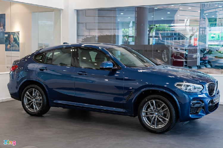 Quan sát từ phía trước, diện mạo của mẫu xe SAC BMW X4 xDrive20i M Sport trông thể thao và mạnh mẽ. Nắp ca-pô và cản trước xuất hiện các đường gân dập nổi cứng cáp. Kết hợp với đó là lưới tản nhiệt hình hai quả thận cỡ lớn và đèn sương mù LED bố trí cao thường thấy trên các mẫu SAV thuộc X Series.