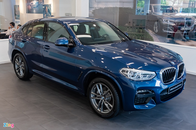 BMW X4 xDrive20i M Sport mới nay thay thế cho X4 xDrive20i xLine đời 2019 ra mắt cách đây hơn một năm và giá bán đề xuất 3,079 tỷ đồng. X4 mang phong cách thiết kế SUV Coupe thể thao và ấn tượng tương tự “đàn anh” X6 danh tiếng. Mẫu xe này hướng đến những khách hàng trẻ tuổi và cá tính, cần một phương tiện di chuyển linh hoạt và nổi bật trên đường phố.