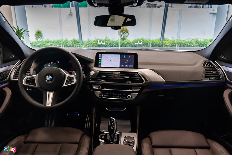 Nâng cấp đáng kể nhất cần nhắc đến là hệ thống thông tin giải trí mới gồm màn hình trung tâm 10,25 inch, cụm nút điều khiển iDrive Touch và hệ điều hành BMW 7.0 cập nhật mới nhất. Với gói trang bị vừa kể, người dùng có thể sử dụng bộ 3 chức năng tiên tiến chỉ có trên các dòng xe BMW để hỗ trợ cho việc giải trí và theo dõi thông tin thuận tiện hơn. Đó là kết nối Apple CarPlay không dây, điều khiển bằng cử chỉ Gesture Control và ra lệnh bằng giọng nói. 