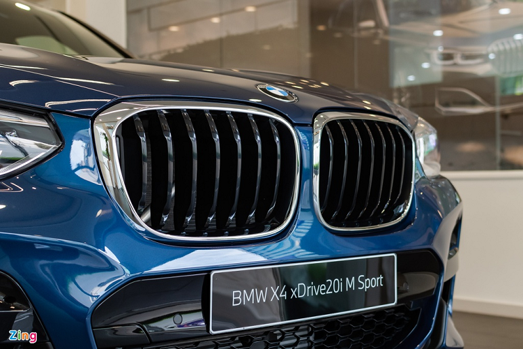 Thân xe vừa có tính thể thao, vừa có nét sang trọng nhờ nóc xe thấp và trụ C được vuốt dốc về sau tương tự các mẫu xe coupe. Hãng xe xứ Bavaria là cái tên tiên phong áp dụng phong cách thiết kế này trên ôtô gầm cao.