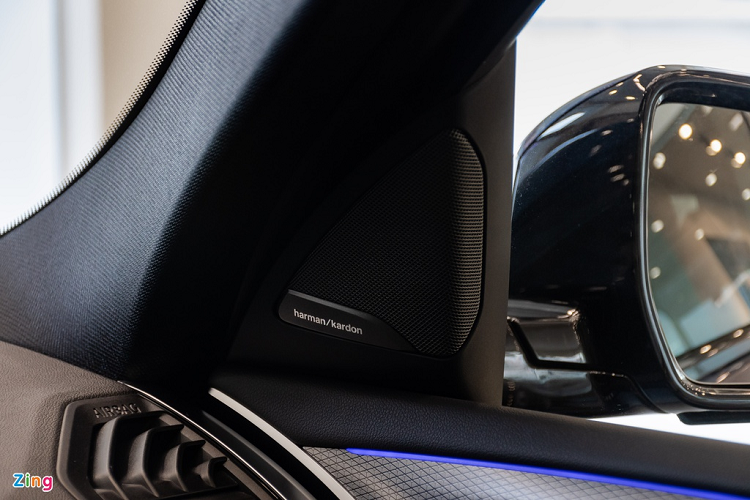 So với các mẫu xe SUV hạng sang khác ở cùng tầm giá 3 tỷ, BMW X4 2020 nổi bật với những tiện nghi như kính cách âm 2 lớp, hệ thống điều hòa tự động 3 vùng độc lập, đèn viền nội thất, gói trang bị tạo ion và hương thơm nội thất, đèn chào mừng…