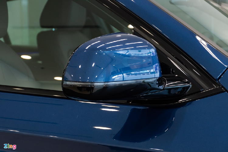 Điểm gây ấn tượng hơn cả ở phía sau là cụm đèn hậu LED đồ họa nổi khối 3D trải dài theo phương ngang. Thế hệ X4 G02 là một trong những dòng xe đầu tiên sở hữu cách thiết kế mới này của BMW. Những chi tiết khác góp phần giúp đuôi xe trông thể thao và cơ bắp hơn có thể kể đến như cánh lướt gió, cản sau tối màu và cụm ống xả kép.