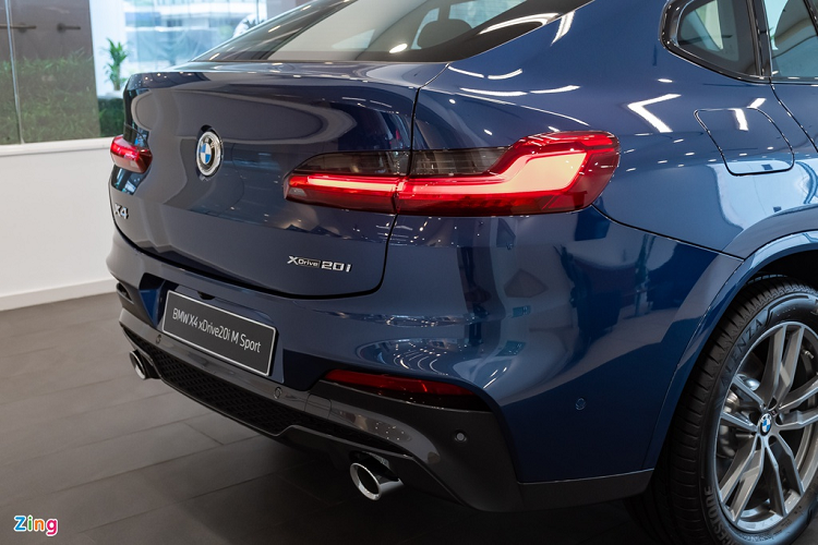 Song song với ngoại thất bắt mắt hơn, nội thất của được bổ sung một loạt trang bị và tính năng mới giúp nâng tầm trải nghiệm của người dùng. Trước hết, khu vực bảng tablo và 2 bên cửa nay chuyển sang sử dụng các mảng ốp nhôm phay xước sang trọng và trẻ trung hơn. Cùng với đó, các nút bấm được sơn màu kim loại cao cấp tạo sự tương phản với tông màu đen chủ đạo của cabin. 