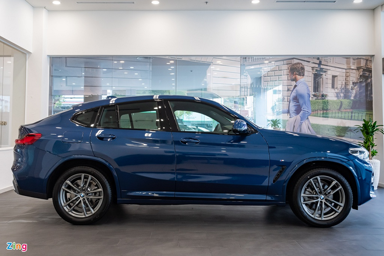 Phiên bản 2020 sở hữu bộ mâm hợp kim 19 inch và tạo có tạo hình 5 chấu kép thẳng thay cho kiểu chữ Y ở model 2019. Phía trên khe thoát gió xuất hiện thêm logo M để giúp nhận biết xe có gói trang trí ngoại thất M Sport. 