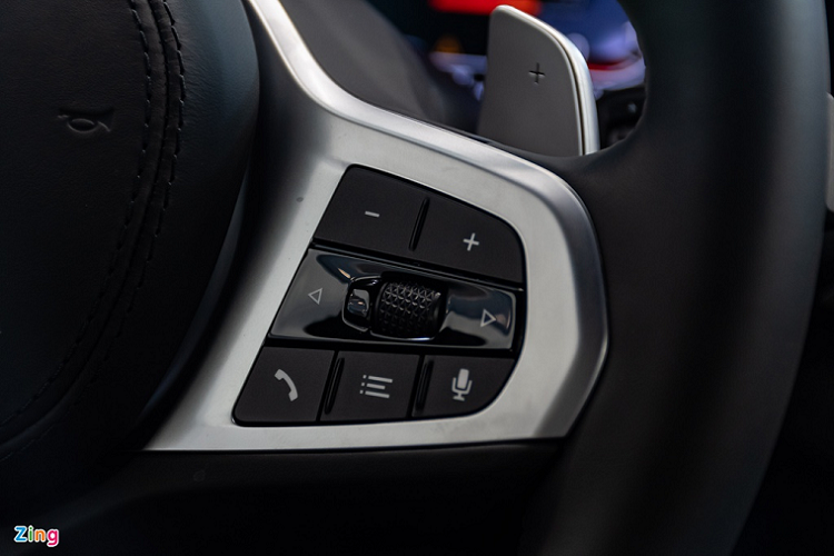 Hệ thống âm thanh trên X4 xDrive20i M Sport đến từ thương hiệu Harman Kardon cao cấp với tổng cộng 16 loa và công suất 464 watt. Trải nghiệm nhanh, mọi vị trí ngồi trên xe đều có được cảm nhận chất âm trong trẻo và tách bạch. Hàng ghế trước mang thiết kế thể thao với đệm ngồi và tựa lưng ôm sát người ngồi. Cả 2 ghế cùng có thể chỉnh điện, tích hợp sưởi hoặc làm mát nhiều mức. Riêng ghế lái bổ sung chức năng nhớ vị trí.