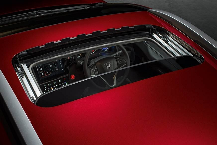 Chưa hết, Honda WR-V 2020 còn có những trang bị tiêu chuẩn như 4 loa, camera lùi đa góc, cảm biến đỗ xe phía sau, ghế trước chỉnh tay, màn hình đa thông tin trong bảng đồng hồ, vô lăng đa chức năng và điều hòa tự động 1 vùng. Tuy nhiên, bản VX sẽ có thêm 2 loa tweet, tính năng mở cửa/khởi động máy không cần chìa khóa, hệ thống kiểm soát hành trình, gương ngoại thất gập điện, những chi tiết trang trí màu bạc trên mặt táp-lô, vô lăng bọc da và bệ tì tay trung tâm cho hàng ghế trước.