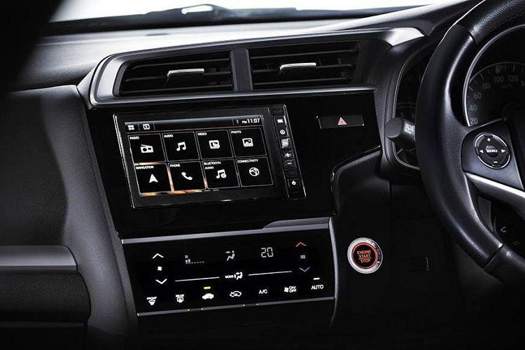 Thứ hai là động cơ diesel i-DTEC 4 xi-lanh, dung tích 1,5 lít với công suất tối đa 100 mã lực tại tua máy 3.600 vòng/phút và mô-men xoắn cực đại 200 Nm tại tua máy 1.750 vòng/phút. Động cơ này đồng hành cùng hộp số sàn 6 cấp và tiêu thụ lượng nhiên liệu trung bình 23,7 km/lít (khoảng 4,2 lít/100 km).