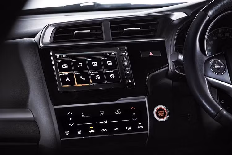 Thứ hai là động cơ diesel i-DTEC 4 xi-lanh, dung tích 1,5 lít với công suất tối đa 100 mã lực tại tua máy 3.600 vòng/phút và mô-men xoắn cực đại 200 Nm tại tua máy 1.750 vòng/phút. Động cơ này đồng hành cùng hộp số sàn 6 cấp và tiêu thụ lượng nhiên liệu trung bình 23,7 km/lít (khoảng 4,2 lít/100 km).