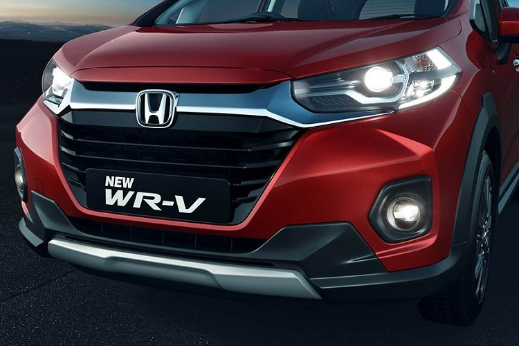 Bước sang phiên bản facelift, Honda WR-V thế hệ mới được cải tiến ở một số chi tiết ngoại thất, rõ nhất là phần đầu xe. Tại đây, chúng ta có thể bát gặp lưới tản nhiệt Solid Wing mạ crôm táo bạo hơn trước, nằm trên lưới tản nhiệt màu đen đi kèm những nan nằm ngang thay vì mắt lưới hình tổ ong như trước.