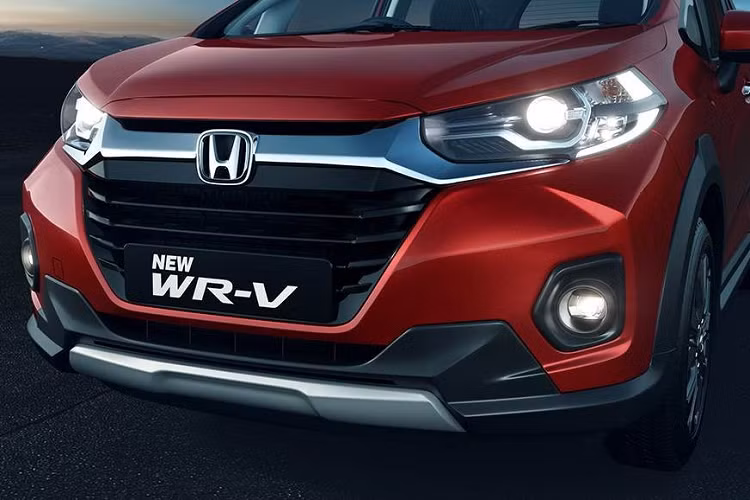Bước sang phiên bản facelift, Honda WR-V thế hệ mới được cải tiến ở một số chi tiết ngoại thất, rõ nhất là phần đầu xe. Tại đây, chúng ta có thể bát gặp lưới tản nhiệt Solid Wing mạ crôm táo bạo hơn trước, nằm trên lưới tản nhiệt màu đen đi kèm những nan nằm ngang thay vì mắt lưới hình tổ ong như trước.