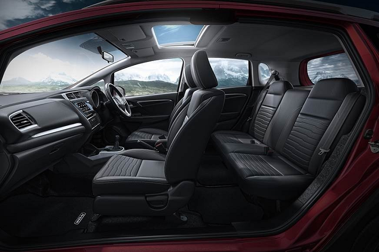 Về an toàn, Honda WR-V 2020 được trang bị 2 túi khí trước, hệ thống chống bó cứng phanh ABS, phân bổ lực phanh điện tử, nhắc nhở thắt dây an toàn hàng ghế trước, cảnh báo tốc độ, tựa đầu ghế giảm thiểu lực tác động và hệ thống tự động ngắt động cơ nhằm kiểm soát tình trạng xe tăng tốc ngoài kiểm soát do kẹt chân ga.