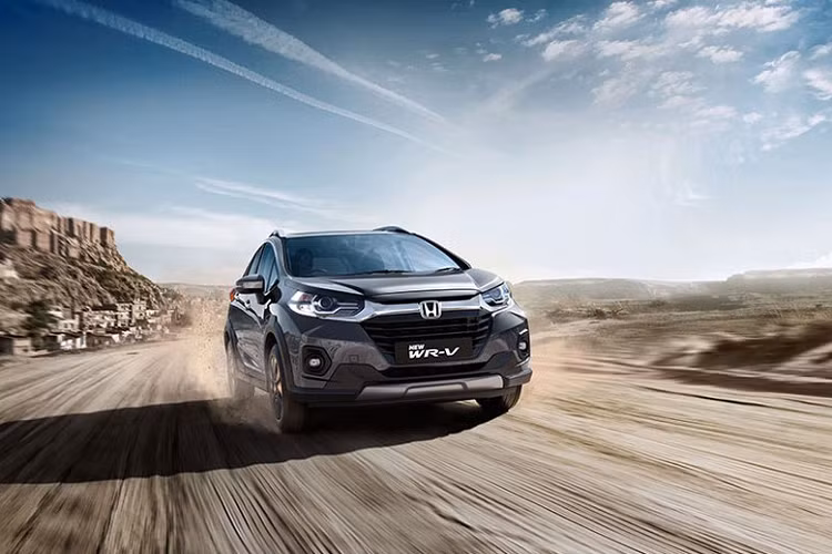 Khi mua Honda WR-V 2020, khách hàng Ấn Độ có thể chọn 1 trong 6 màu sơn ngoại thất là màu cam đậm, bạc, xám, nâu, đỏ và trắng. Giá xe Honda WR-V mới dao động từ 849.900 - 1.100.000 Rupee (khoảng 263,6 - 341 triệu đồng). Xe sẽ cạnh tranh với những đối thủ như Ford EcoSport, Hyundai Venue và Suzuki Vitara Brezza.