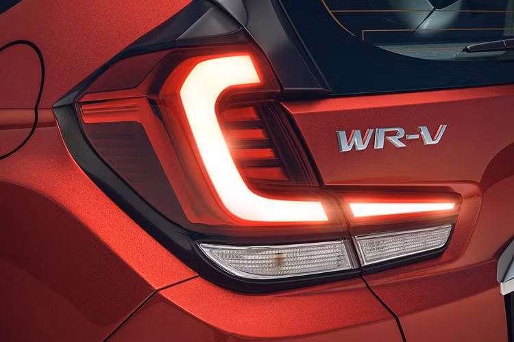 Bước vào bên trong Honda WR-V 2020, khách hàng Ấn Độ được chào đón bằng nội thất nâng cấp với ghế bọc nỉ và hệ thống thông tin giải trí đi kèm màn hình cảm ứng 7 inch, hỗ trợ kết nối Apple CarPlay/Android Auto không dây, hệ thống định vị với thông tin giao thông thời gian thực và tính năng điều khiển từ xa.