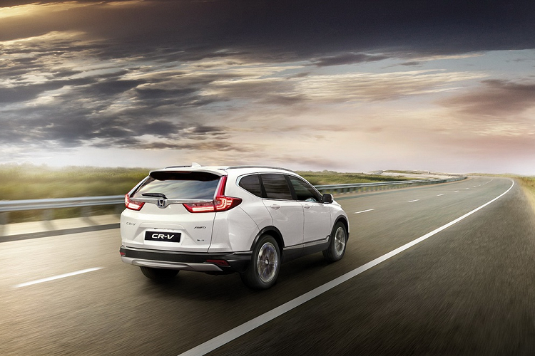 Honda Anh quốc sẽ phân phối CR-V Hybrid 2021 từ tháng 12, cùng lúc với thị trường Nhật Bản. Tại Anh, giá xe Honda CR-V Hybrid 2021 bán ra từ 30.180 bảng, tương đương 40.150 USD (khoảng 931 triệu đồng).