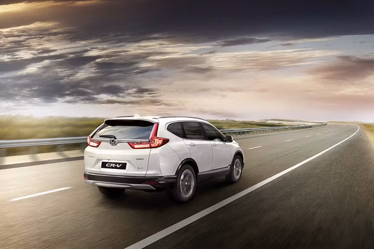 Honda Anh quốc sẽ phân phối CR-V Hybrid 2021 từ tháng 12, cùng lúc với thị trường Nhật Bản. Tại Anh, giá xe Honda CR-V Hybrid 2021 bán ra từ 30.180 bảng, tương đương 40.150 USD (khoảng 931 triệu đồng).