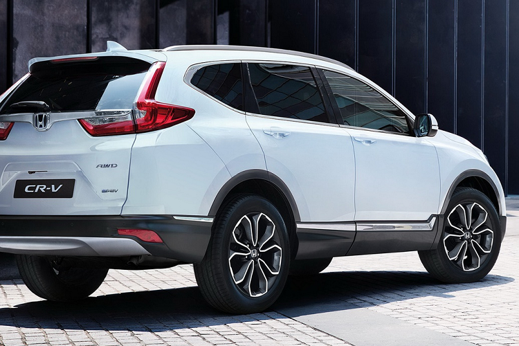 Honda CR-V Hybrid 2021 được trang bị bộ mâm 18 inch mới, kính xe tối màu và sạc điện thoại không dây. Theo Honda, hệ thống treo và hệ thống lái trên xe cũng được nâng cấp, mang đến sự cơ động cho xe.