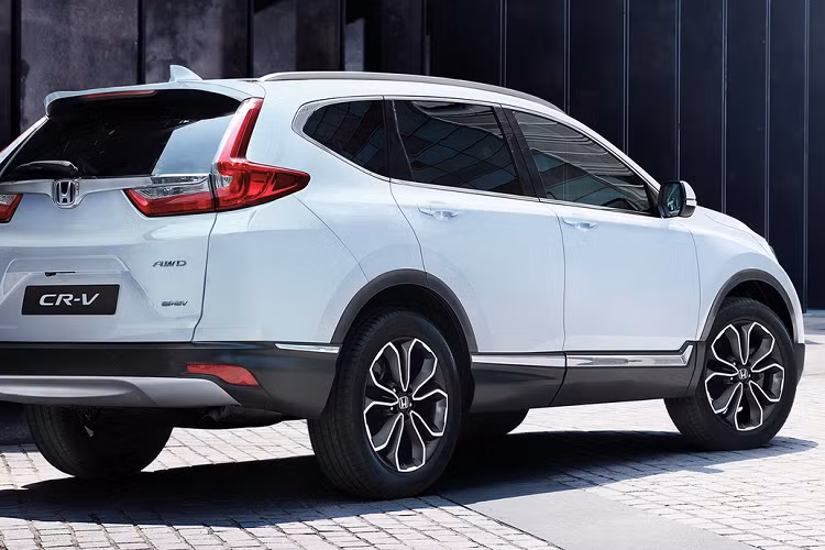 Honda CR-V Hybrid 2021 được trang bị bộ mâm 18 inch mới, kính xe tối màu và sạc điện thoại không dây. Theo Honda, hệ thống treo và hệ thống lái trên xe cũng được nâng cấp, mang đến sự cơ động cho xe.