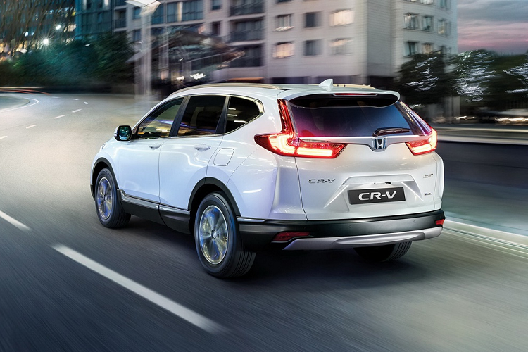 Tổng thể, Honda CR-V Hybrid hoàn toàn mới không khác biệt nhiều với CR-V bản động cơ xăng. Điểm nhận diện duy nhất ở ngoại thất là logo chữ H được viền xanh và huy hiệu e:HEV ở đuôi xe.